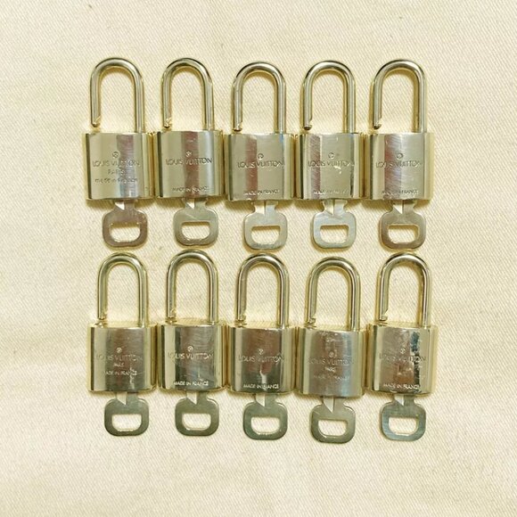 LOUIS VUITTON LV 10 SET PADLOCK KEY CHARM CADENA GOLD FRANCE - Picture 2 of 4